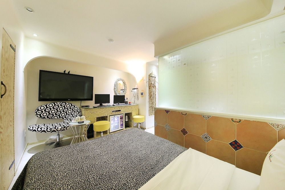 Suyu M Room (2 PCs (Netflix/Wave/Disney/TVing/Bide) 16