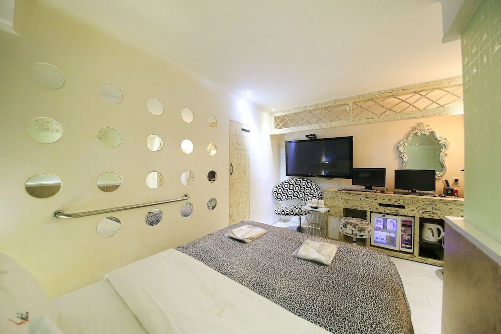 Suyu M Room (2 PCs (Netflix/Wave/Disney/TVing/Bide) 11