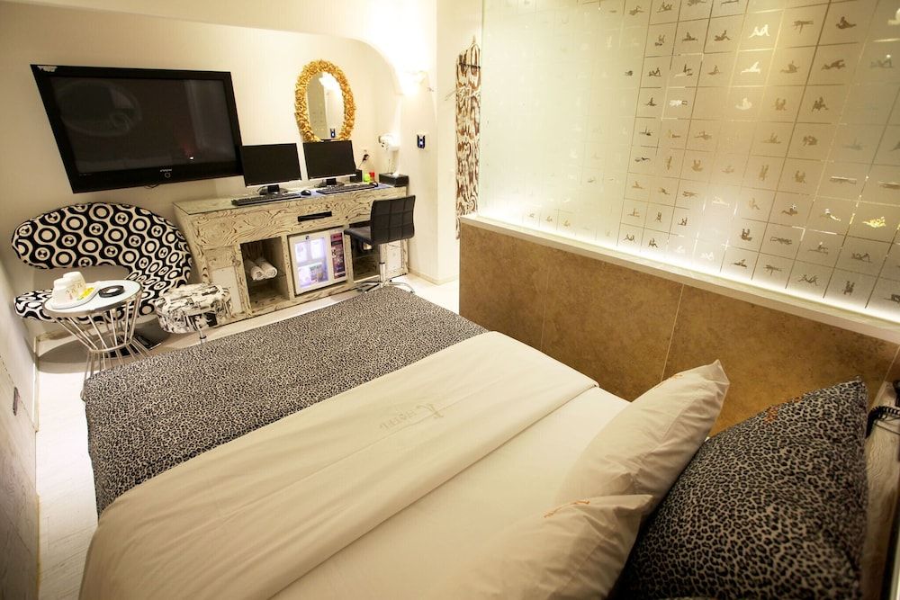 Suyu M Room (2 PCs (Netflix/Wave/Disney/TVing/Bide) 22