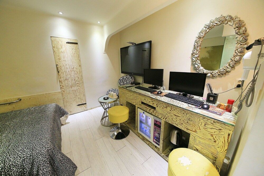 Suyu M Room (2 PCs (Netflix/Wave/Disney/TVing/Bide) 30