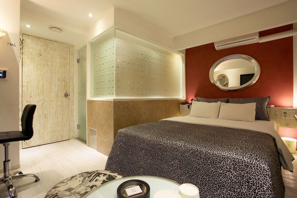 Suyu M Room (2 PCs (Netflix/Wave/Disney/TVing/Bide) 21