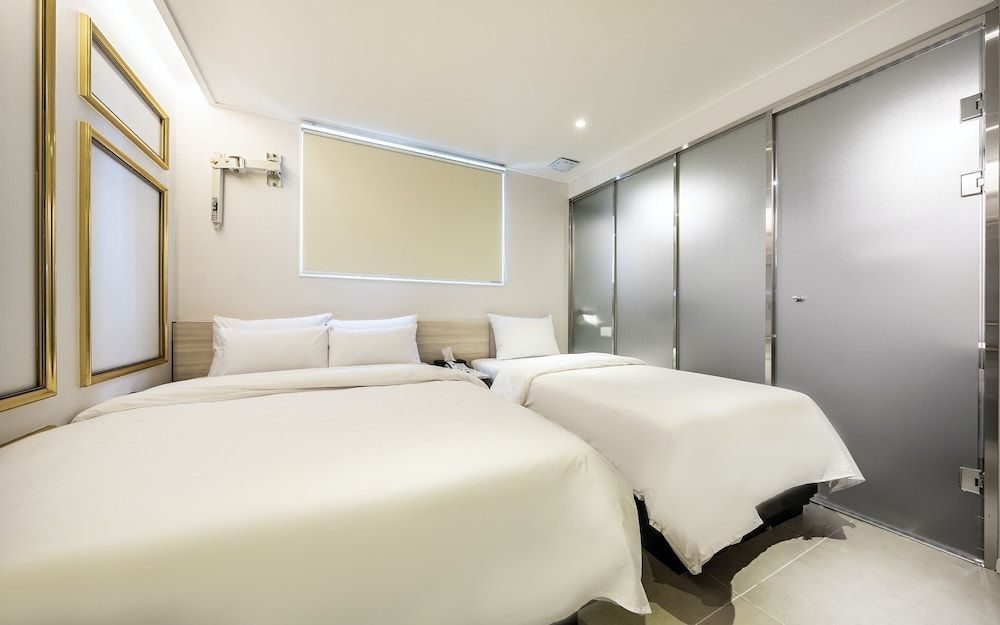 Jongno M and Lucky Hotel Room (Deluxe Twin (Netflix available accoun) 2