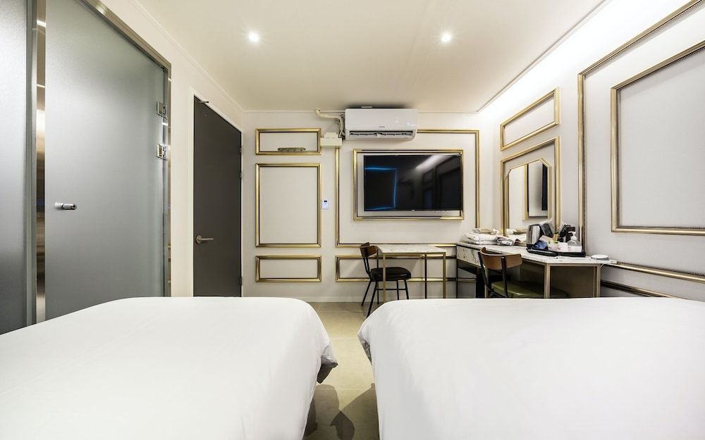Jongno M and Lucky Hotel Room (Deluxe Twin (Netflix available accoun) 5