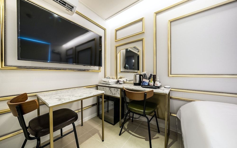 Jongno M and Lucky Hotel Room (Deluxe Twin (Netflix available accoun) 4