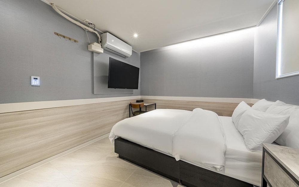 Jongno M and Lucky Hotel Room (Early Bird Deluxe (Netflix available ) 4