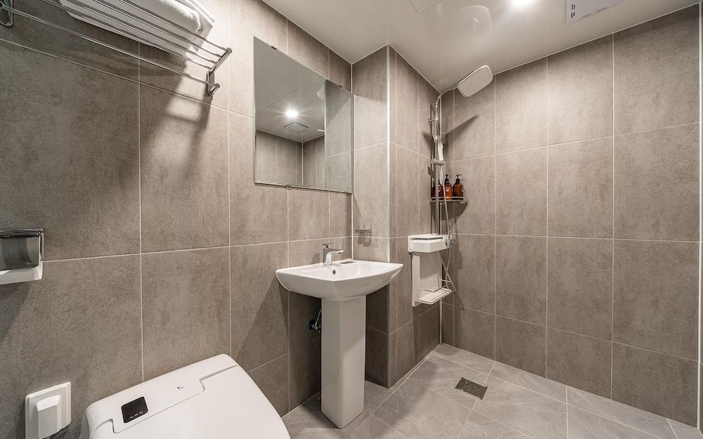 Jongno M and Lucky Hotel Room (Early Bird Deluxe (Netflix available ) 5