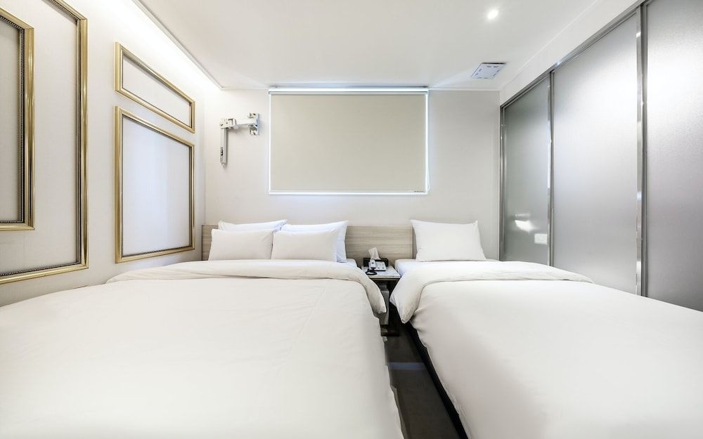 Jongno M and Lucky Hotel Room (Deluxe Twin (Netflix available accoun) 3