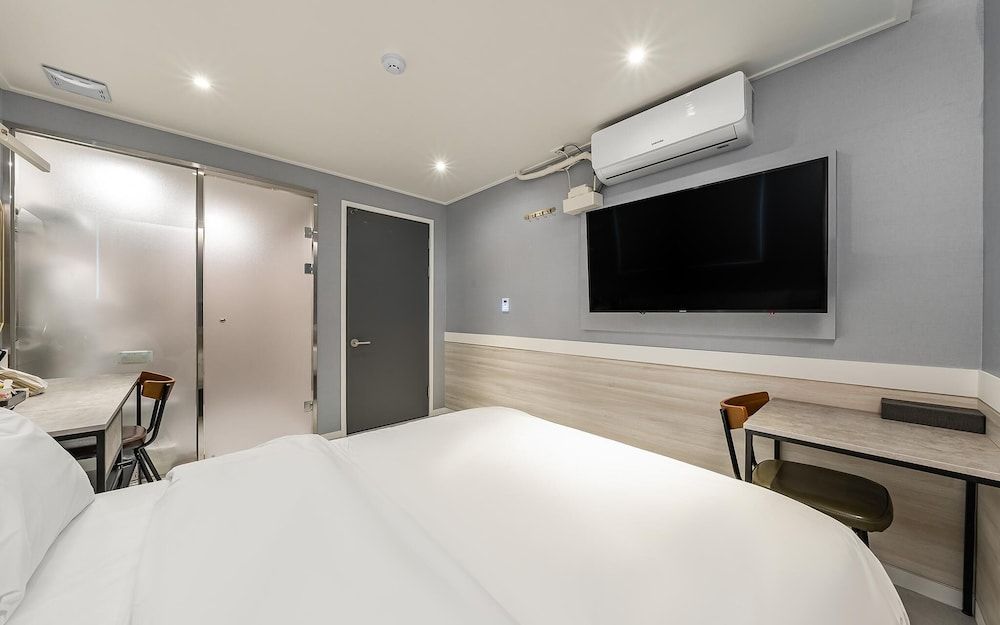 Jongno M and Lucky Hotel Room (Early Bird Deluxe (Netflix available ) 3