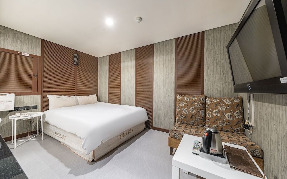 Gildong S Line Room (Deluxe room)