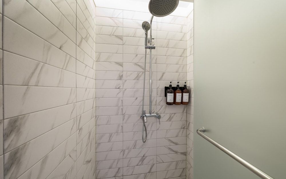 Cheonho Hotel H Room (Standard Twin (walking only Netflix a) 8