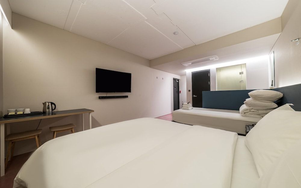 Cheonho Hotel H Room (Standard Twin (walking only Netflix a) 3