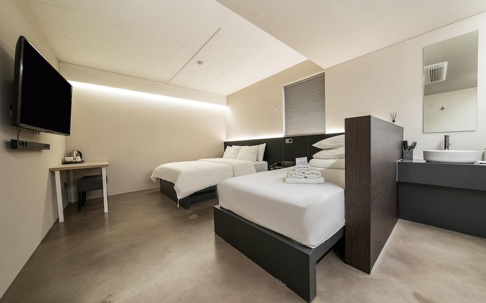 Cheonho Hotel H Room (Standard Twin (walking only Netflix a) 9