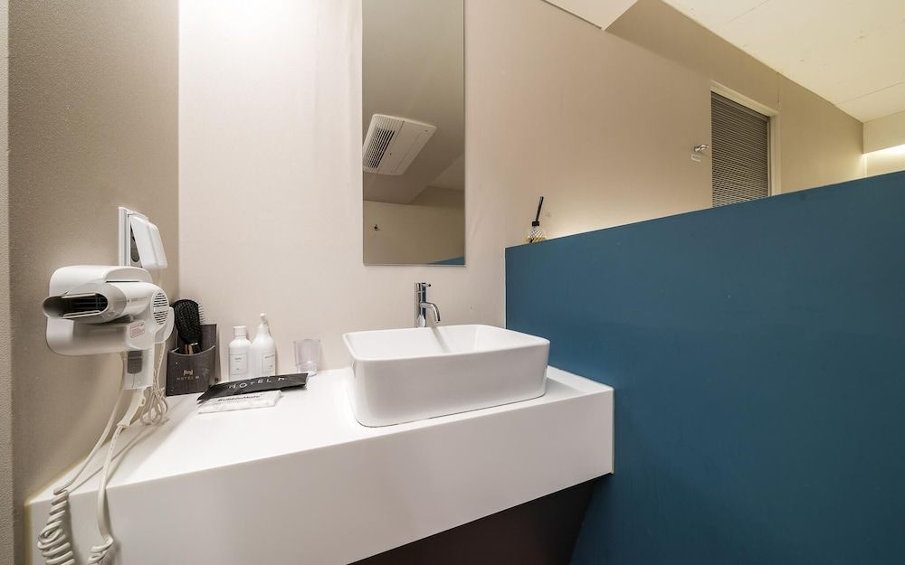 Cheonho Hotel H Room (Standard Twin (walking only Netflix a) 7