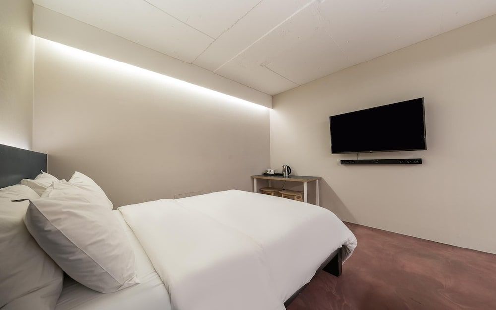 Cheonho Hotel H Room (Standard Twin (walking only Netflix a) 4