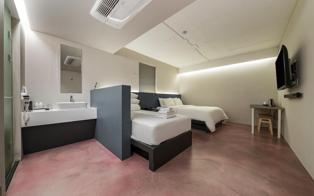 Cheonho Hotel H Room (Standard Twin (walking only Netflix a) 2