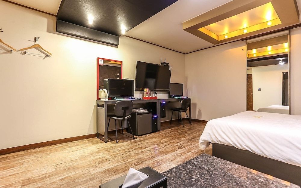 Jamsil WOW Room (Deluxe A (No-hard couple PC + headset) 8