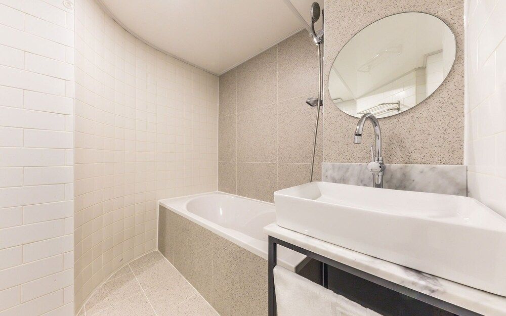 undefined Sincheon Hotel Bom 9