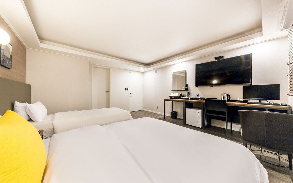 undefined Sincheon Hotel Bom 5