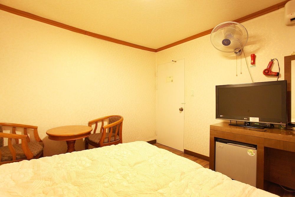 Mia Young Room (General room (inquiry of parking comp) 14