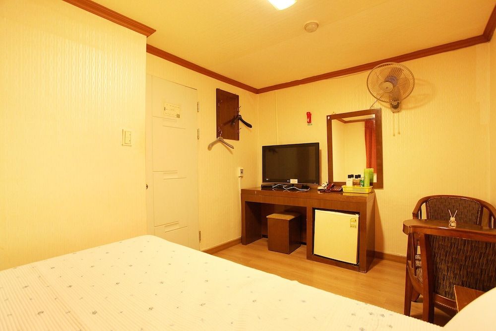Mia Young Room (General room (inquiry of parking comp) 25