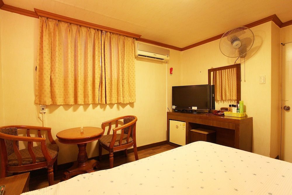 Mia Young Room (General room (inquiry of parking comp) 20