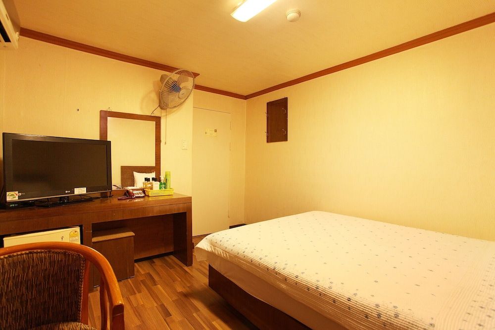 Mia Young Room (General room (inquiry of parking comp) 19