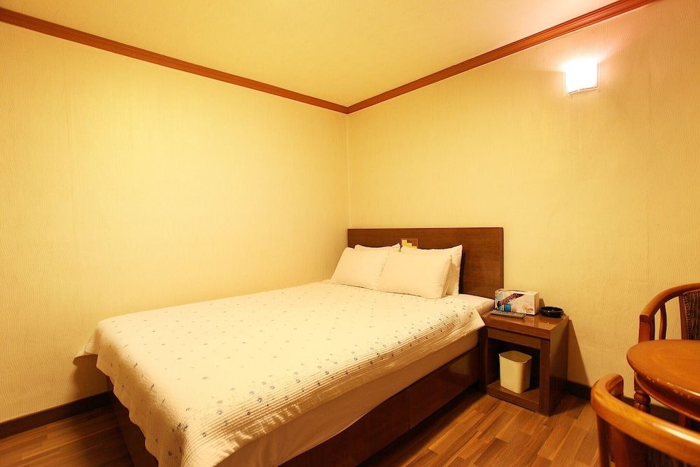 Mia Young Room (General room (inquiry of parking comp) 18