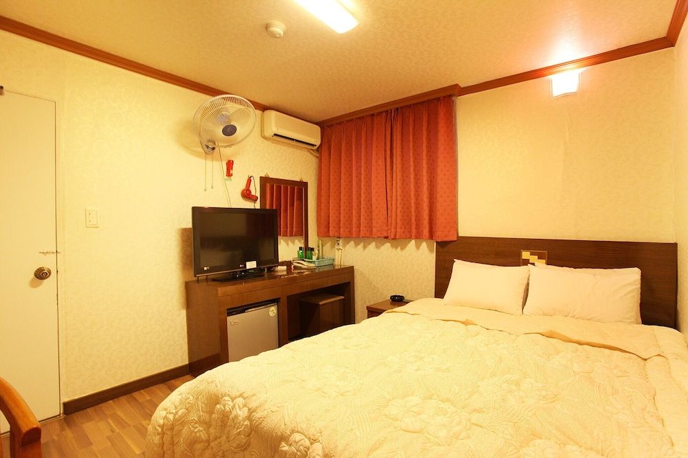 Mia Young Room (General room (inquiry of parking comp) 12