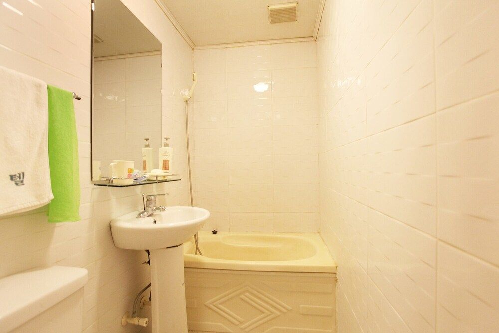 Mia Young Room (General room (inquiry of parking comp) 9