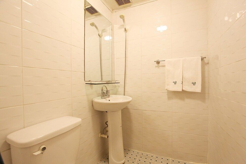 Mia Young Room (General room (inquiry of parking comp) 21