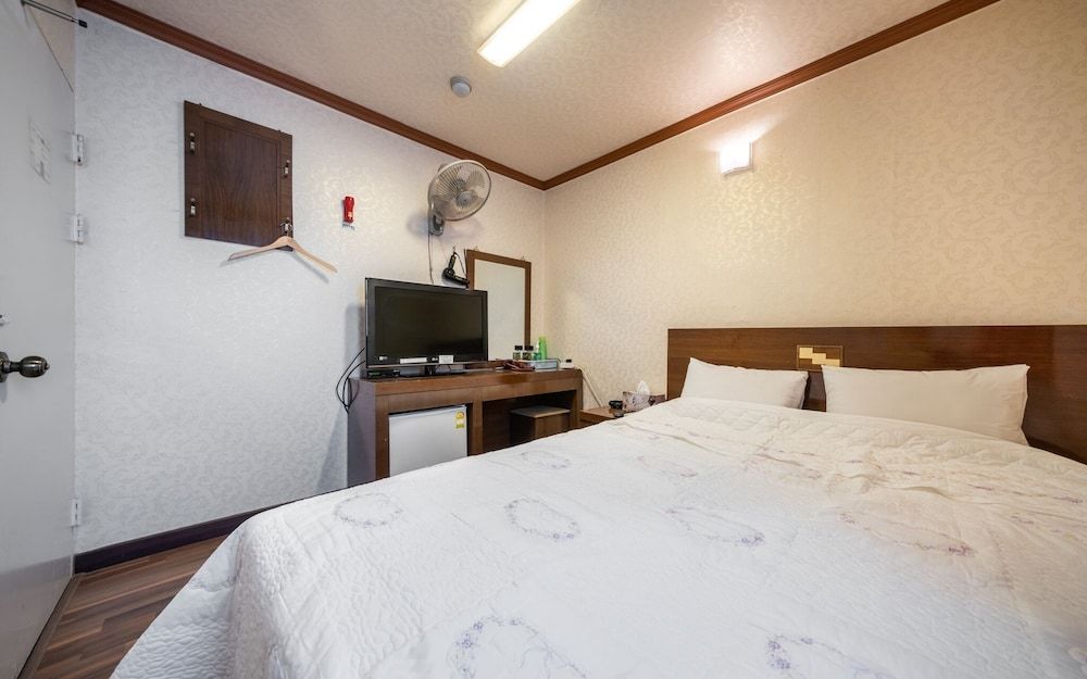 undefined Mia Young 5