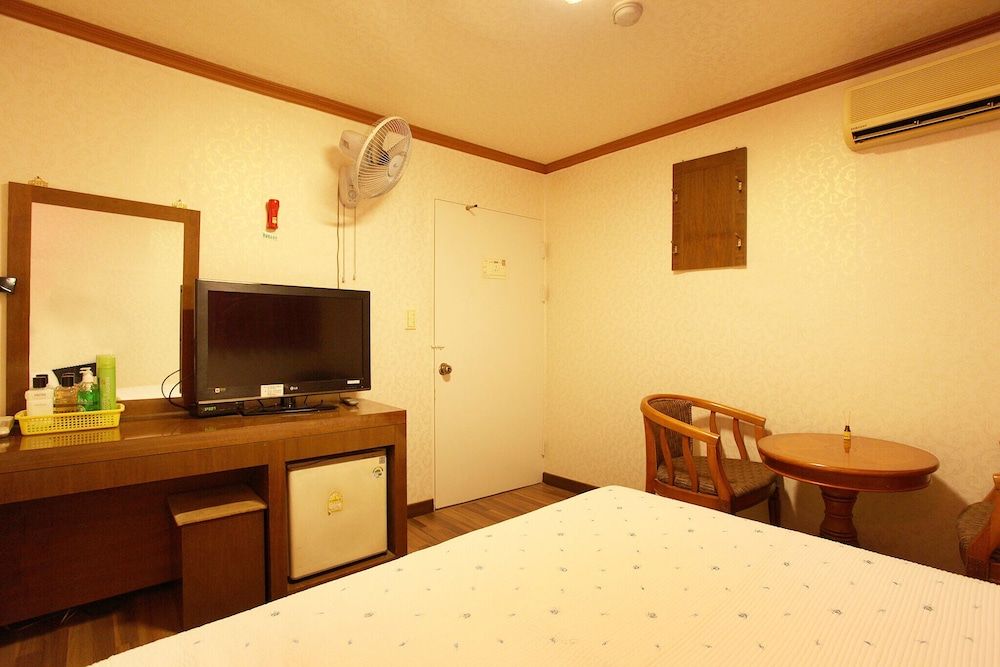 Mia Young Room (General room (inquiry of parking comp) 8