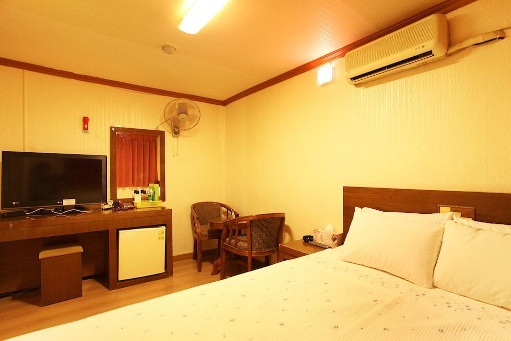 Mia Young Room (General room (inquiry of parking comp) 23