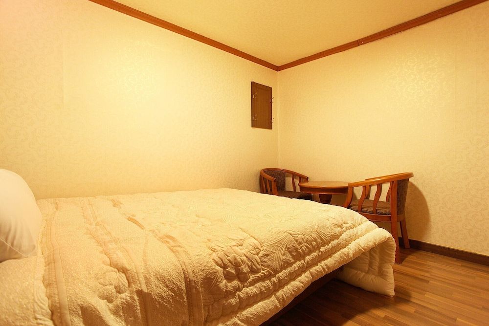 Mia Young Room (General room (inquiry of parking comp) 13