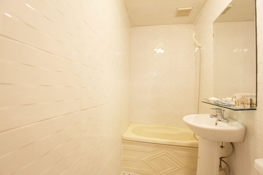 Mia Young Room (General room (inquiry of parking comp) 15