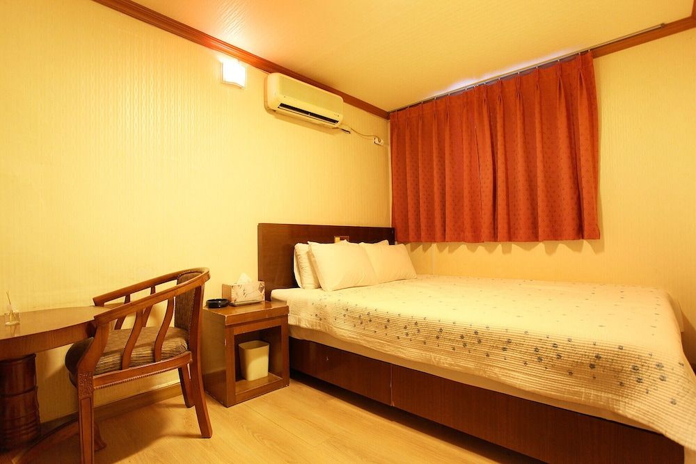 Mia Young Room (General room (inquiry of parking comp) 22