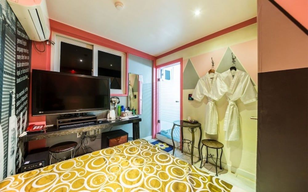 undefined Mia Chereville 4