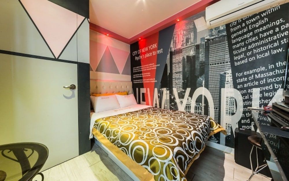 undefined Mia Chereville 2