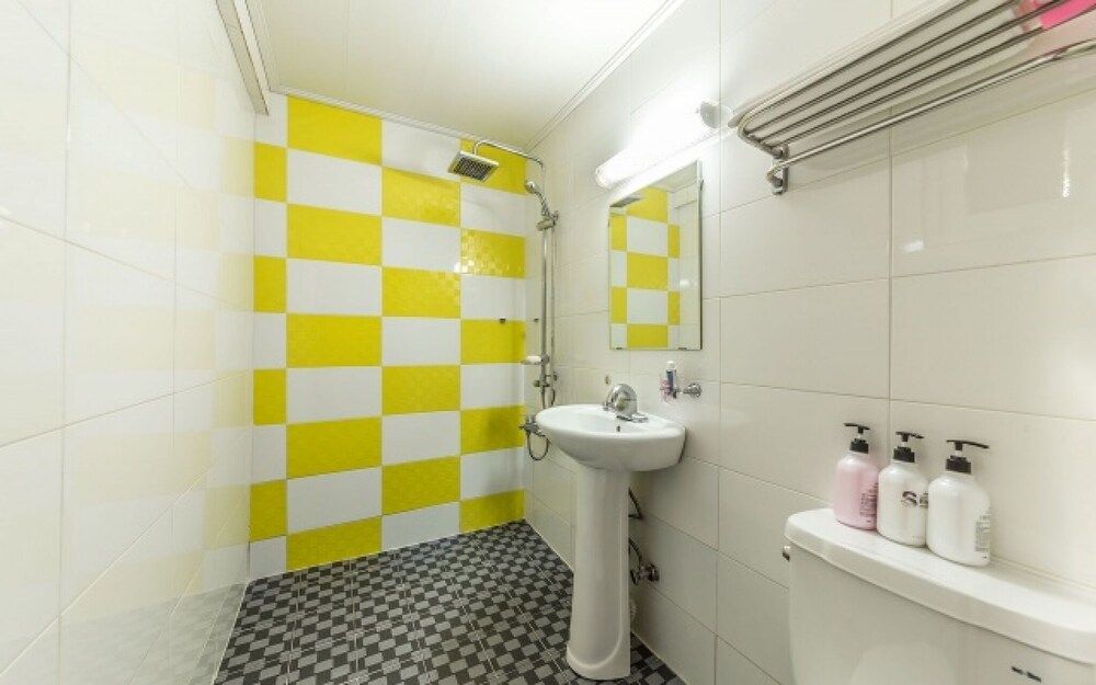 undefined Mia Chereville 6