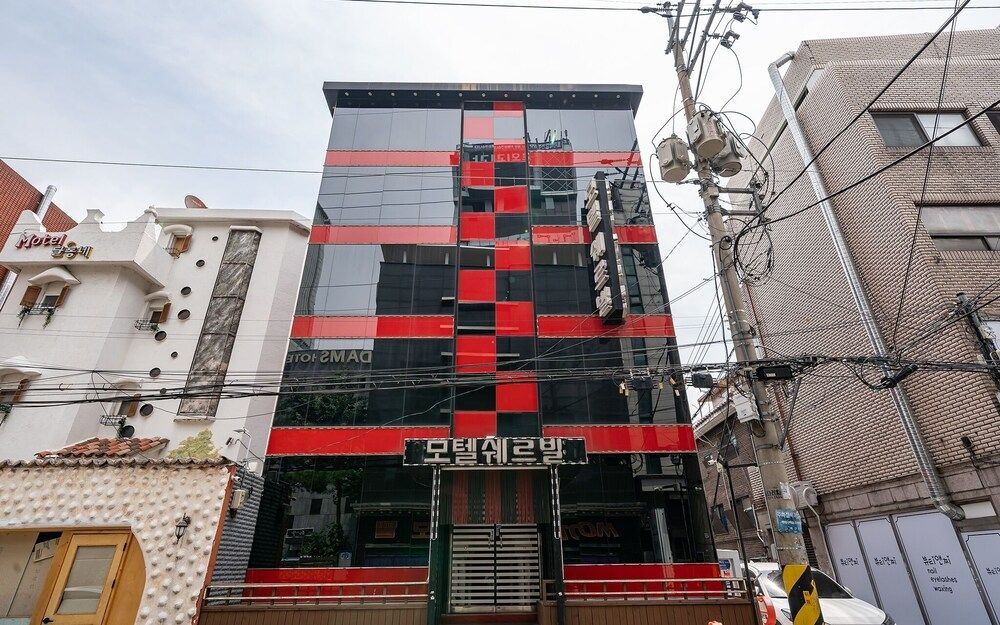 undefined Mia Chereville