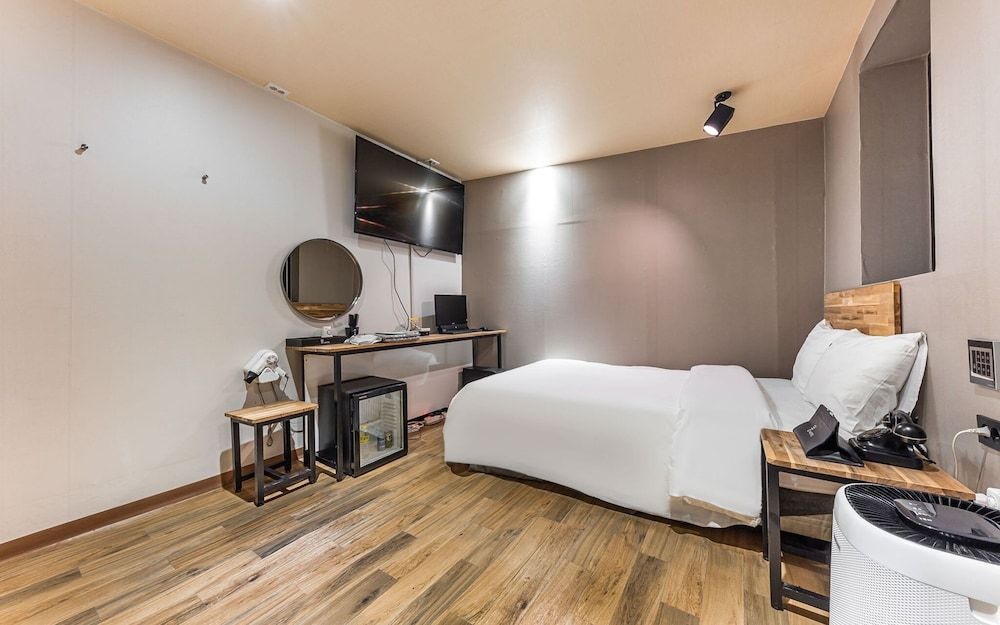 undefined Mia Mong 10