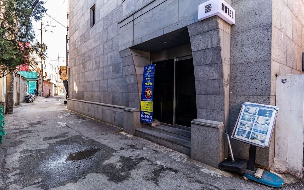 undefined Mia Mong 4