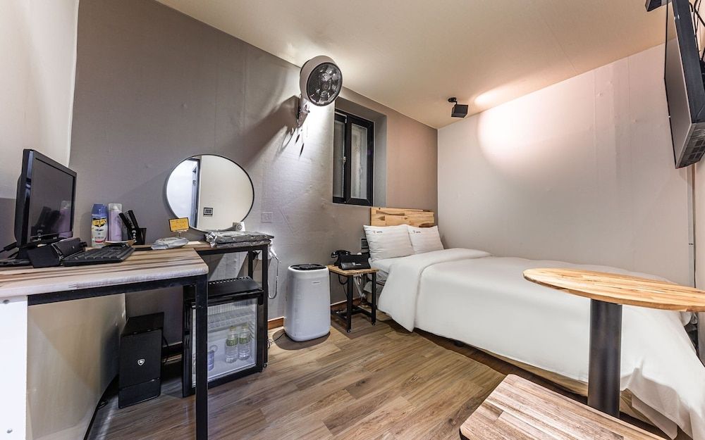 undefined Mia Mong 7