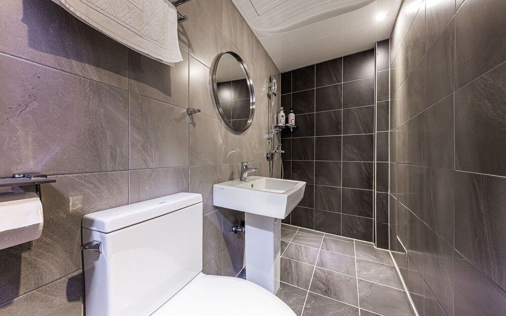 undefined Mia Mong 9