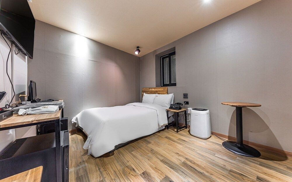 undefined Mia Mong 6