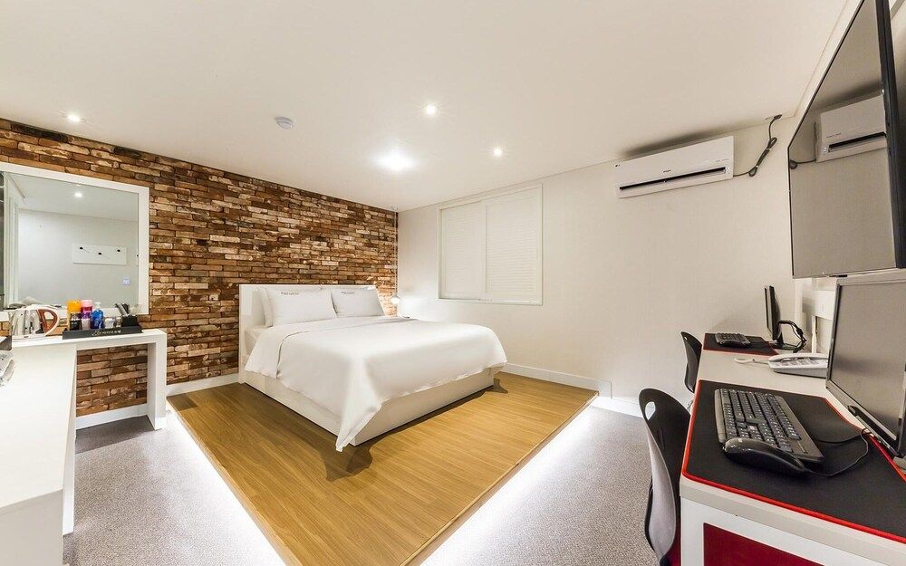 Gasan Honey Room (Deluxe room (Netflix available in all) 29