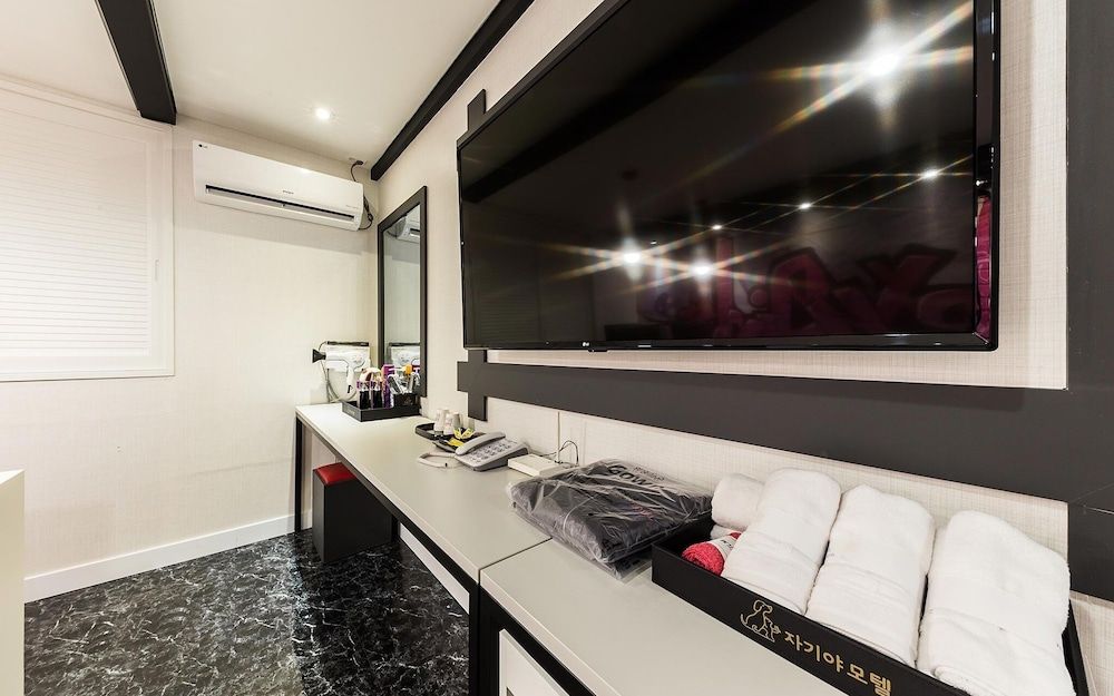 Gasan Honey Room (Semi-Suite room (Netflix available in) 11