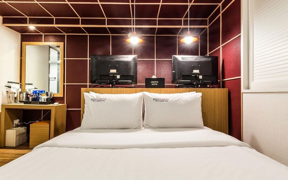 Gasan Honey Room (Deluxe room (Netflix available in all) 14