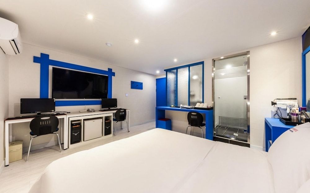 Gasan Honey Room (Deluxe room (Netflix available in all)