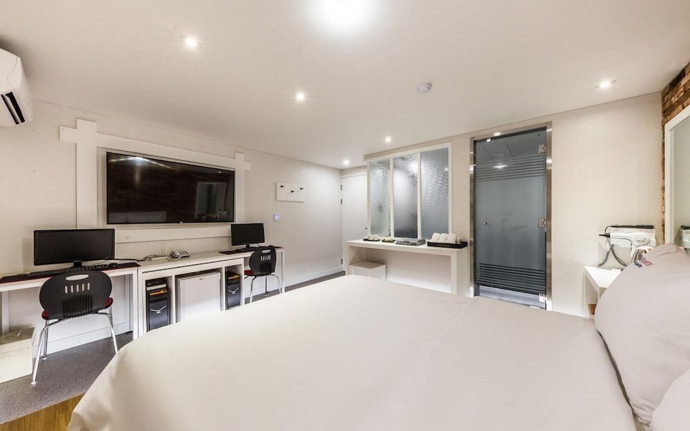 Gasan Honey Room (Deluxe room (Netflix available in all) 4